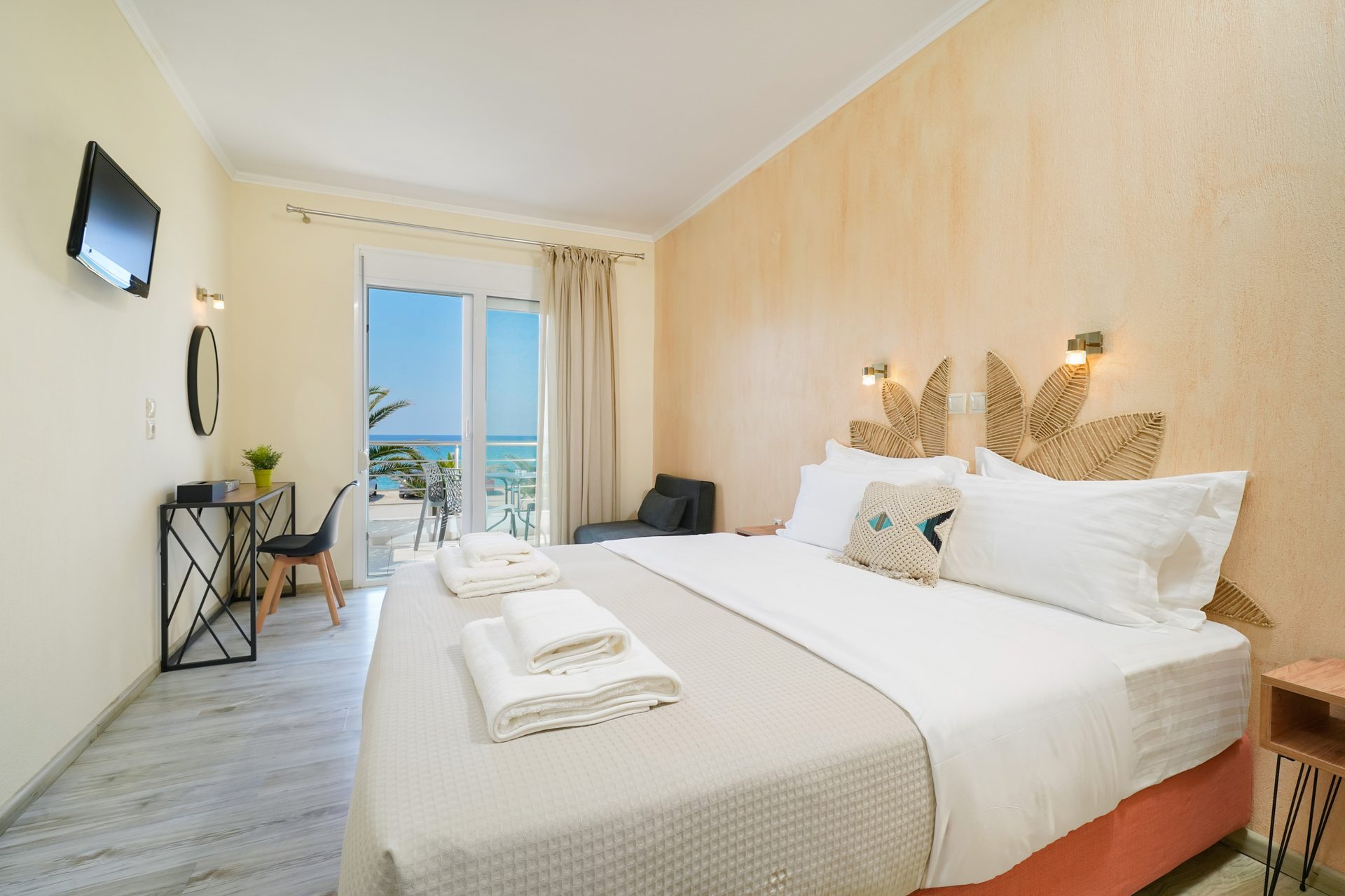 First floor studio bedroom with sea view balcony