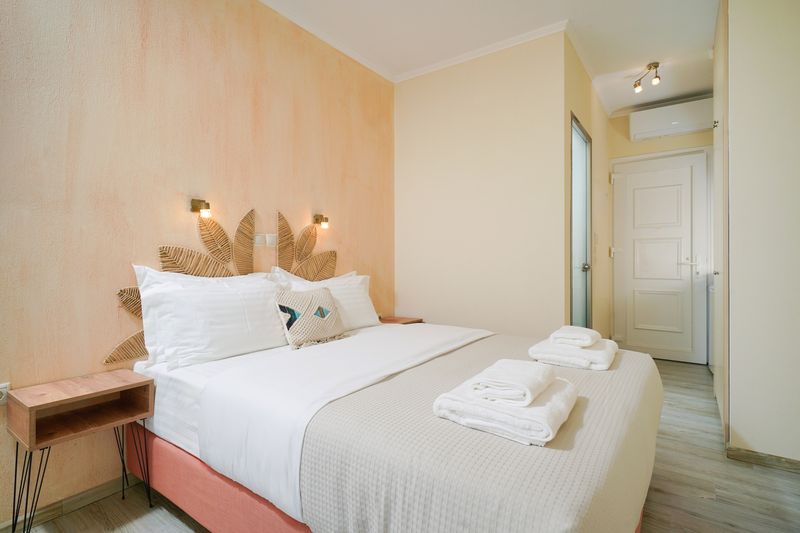 Double studio bedroom toward the entrance