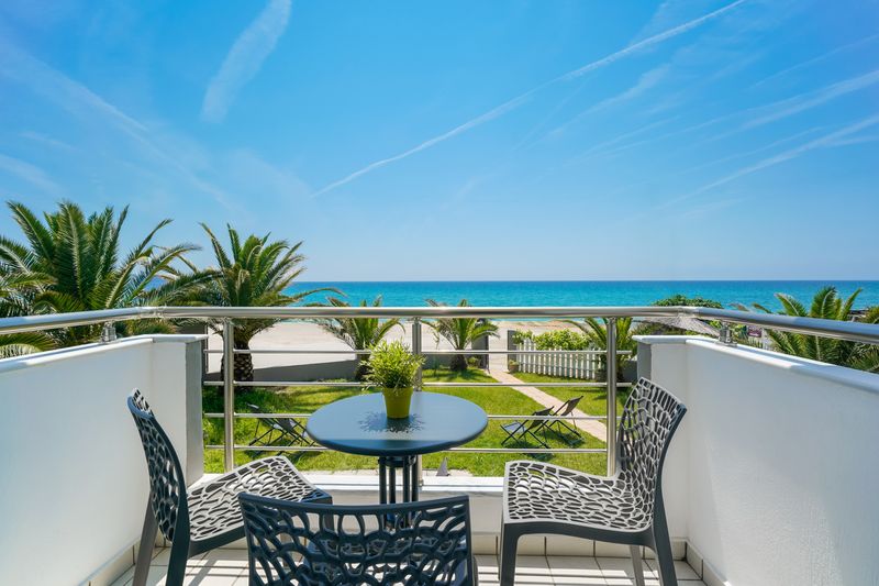 First floor balcony over the garden with sea view