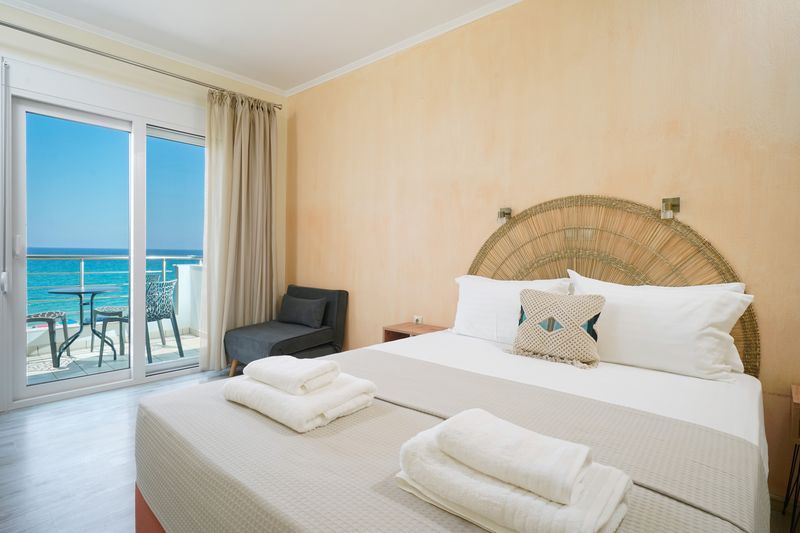 Upper floor triple studio bedroom with sea view